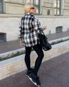 Стильна оверсайз сорочка в клітку чорна №259698 — фото 4